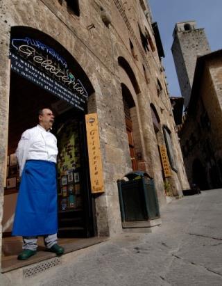 Sergio Dondoli sulla porta della sua "Piazza"